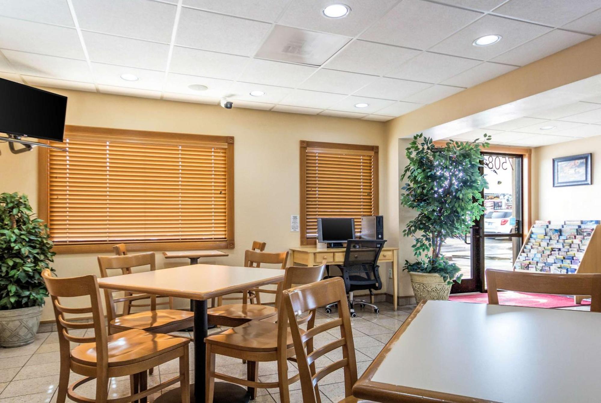 Econo Lodge Inn & Suites I-35 At Shawnee Mission Overland Park Exterior foto